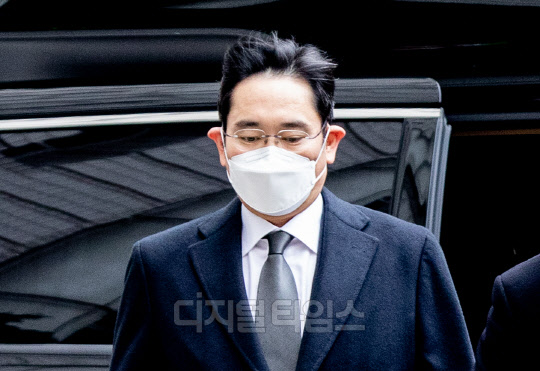 이재용 삼성전자 부회장이 지난 1월 18일 서초구 서울고등법원에서 열리는 국정논단 관련 파기환송심 선고 공판에 출석하고 있다. 박동욱기자 fufus@